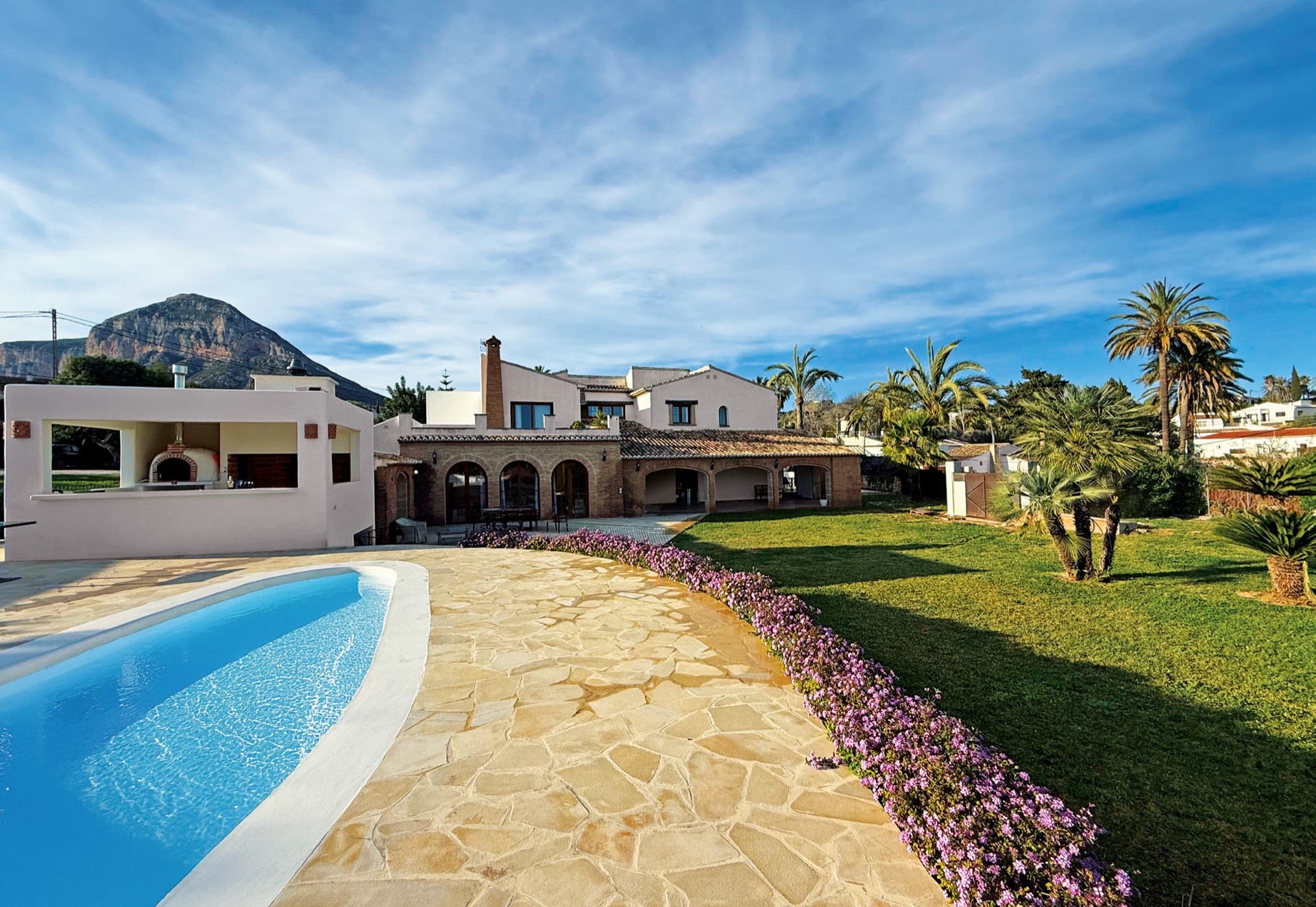 La Cartuja de Laumar: piscina, jardines y la finca familiar en Jávea, con el Montgó al fondo