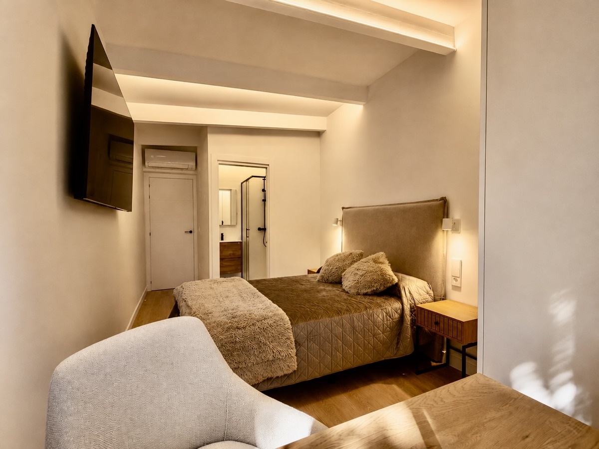 Suite individual con cama, TV y escritorio