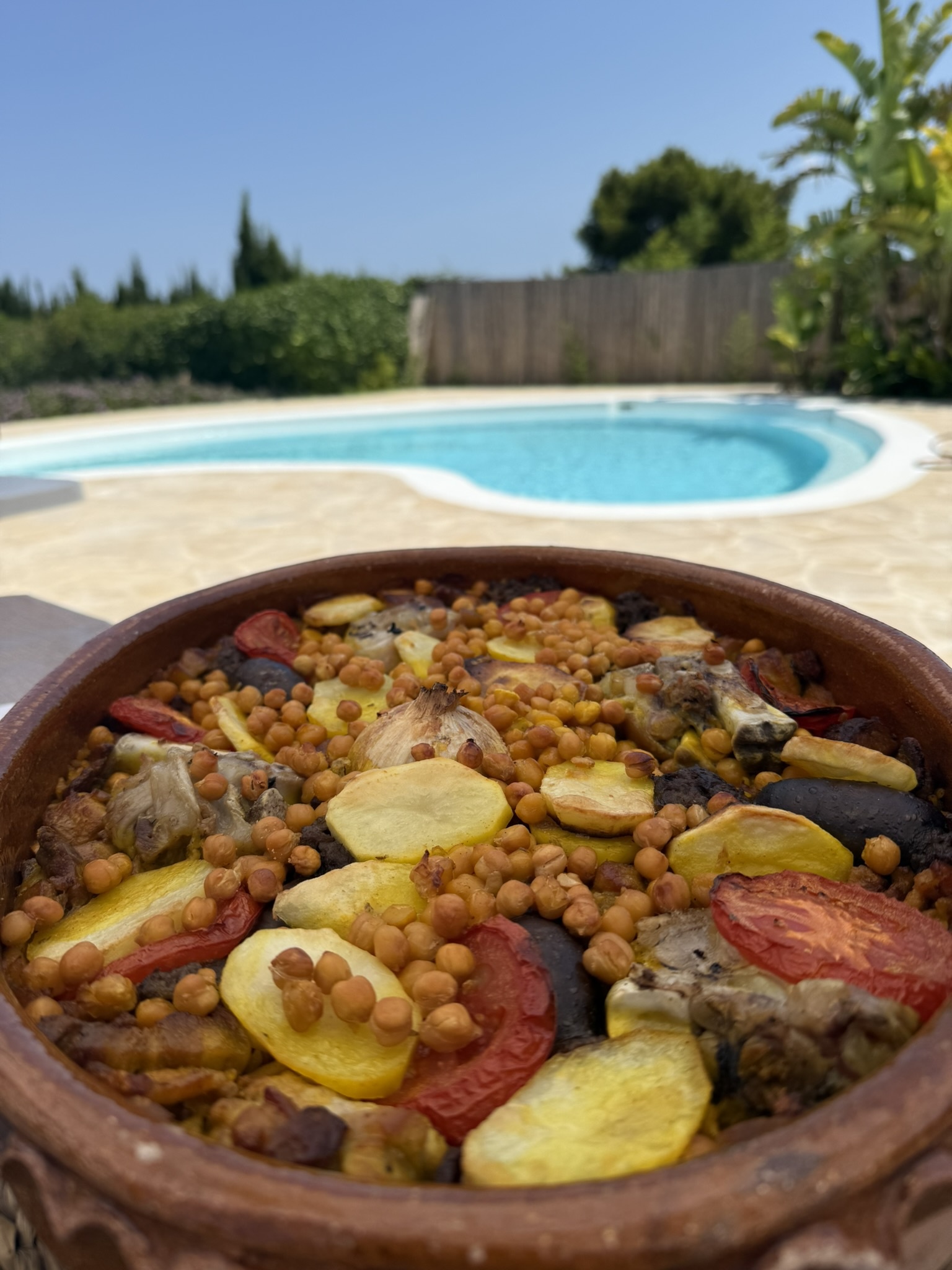 Comida casera preparada junto a la piscina de Laumar